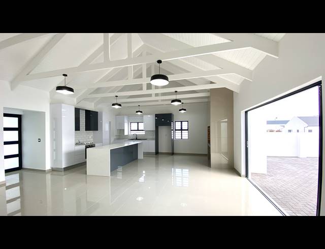 4 BEDROOM HOUSE FOR SALE IN BRITANNIA BAY